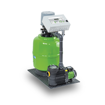 Ein grüner Druckkessel mit angeschlossener schwarzer Pumpe steht auf einer rutschfesten schwarzen Matte in einem industriellen Kontext.