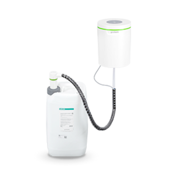 Eine weiße Dosieranlage mit einem flexiblen Schlauch ist an einem großen weißen Kanister mit Etikett angeschlossen.