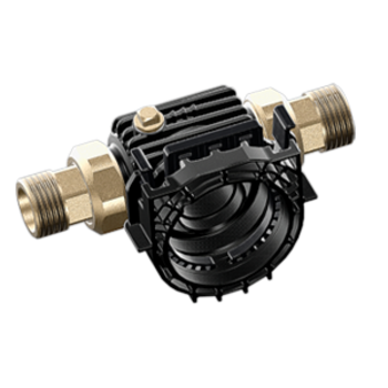 Ein schwarzes Rohrverbindungsstück mit zwei goldenen Endungen auf beiden Seiten vor weißem Hintergrund.