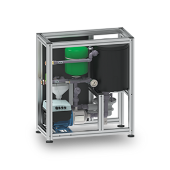 Ein industrieller Wasseraufbereitungstank sitzt in einem Metallrahmen, umgeben von Rohren und Pumpen, die Teil eines technischen Systems sind.