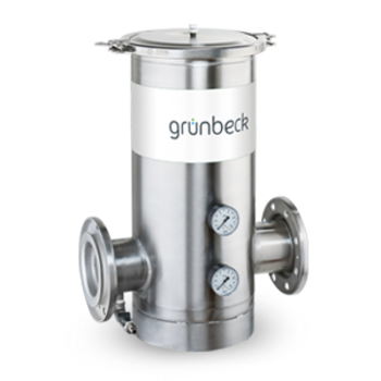 Ein metallischer Wasserfilter mit zwei Manometern an den Seiten steht isoliert vor einem weißen Hintergrund; auf dem Gerätegehäuse befindet sich das Logo "grünbeck".