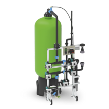 Ein grüner Tank ist mit einem komplexen System aus Rohren und Ventilen verkabelt, das auf einem stabilen Metallgestell montiert ist.