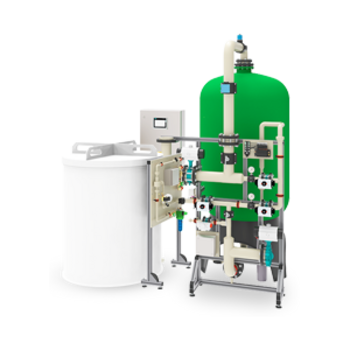 Eine Wasseraufbereitungsanlage steht auf Metallbeinen, mit einem grünen Tank und mehreren Rohren, Ventilen und Steuerungsmodulen.