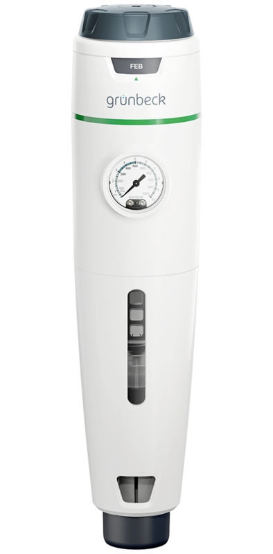 Ein weißer Wasser-Rückspülfilter mit Manometer und Sichtfenster steht vertikal vor einem neutralen Hintergrund.