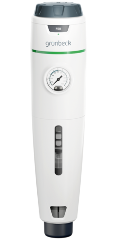 Ein weißer Wasser-Rückspülfilter mit Manometer und Sichtfenster steht vertikal vor einem neutralen Hintergrund.