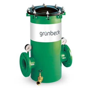 Ein grüner, zylindrischer Feinfilter mit der Aufschrift "grünbeck", ausgestattet mit Manometern und einem unteren Ventil, freistehend auf einem weißen Hintergrund.