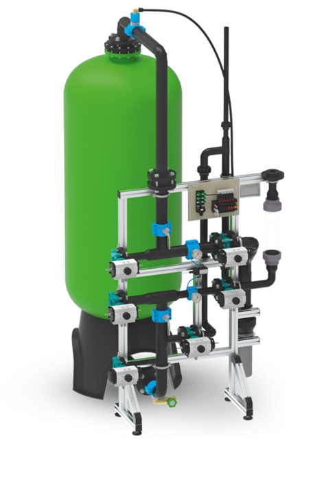 Großer grüner Tank einer Filteranlage mit angeschlossenem Rohrleitungssystem und Armaturen auf einem Metallgestell.