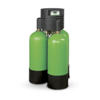 Drei grüne, zylinderförmige Behälter mit schwarzen Kappen stehen nebeneinander, verbunden durch Schläuche, vor neutralem Hintergrund.