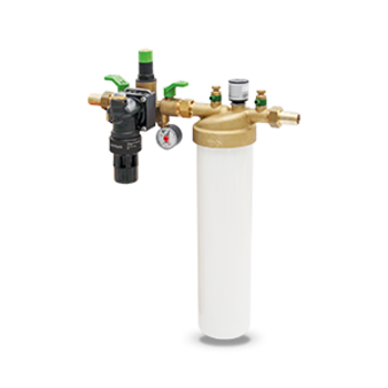 Grünbeck Füllstrecke mit einem weißen Zylinder und mehreren Ventilen und Armaturen befindet sich auf einem weißen Hintergrund.