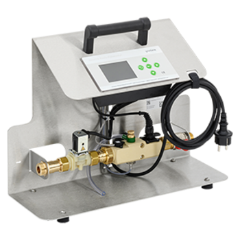 Ein Prüfgerät mit Display und Bedienelementen, eingebaut in ein metallisches Gehäuse mit Griff.