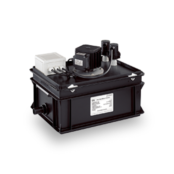 Eine schwarze, rechteckige Abwasserhebeanlage mit weißen und grauen Kabeln und Schaltkästen steht vor einem weißen Hintergrund, mit technischen Informationen auf einem Etikett auf der Vorderseite.