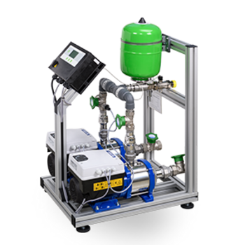 Eine industrielle Pumpenanlage mit Rohren und einem grünen Druckbehälter steht in einem metallischen Gestell.