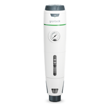 Ein weißer Wasserfilter von Grünbeck mit Druckanzeige und transparentem Sichtfenster, vor einem neutralen Hintergrund.