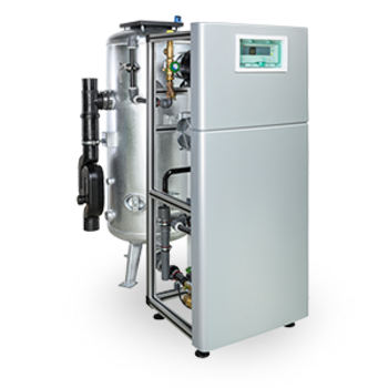 Eine metallische Oxidationsfilteranlage umgeben von Rohren und elektronischen Steuerungen vor hellem Hintergrund.