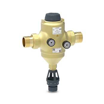Ein messingfarbener Rückspülfilter mit mehreren Anschlussöffnungen und zwei Druckanzeigen befindet sich in einem neutralen Umfeld.