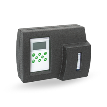 Ein schwarzes, rechteckiges Steuergerät mit grünem Tastenfeld und kleinem Display.