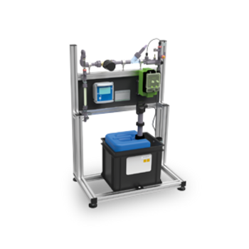 Ein technisches Gerät in einem offenen Rahmen, ausgestattet mit Schläuchen und elektronischen Steuerungen, steht auf einem Gestell.