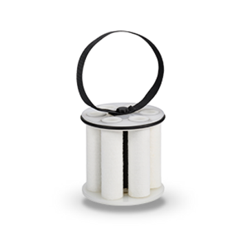 Ein zylinderförmiger Wasserfiltermodul befindet sich vor weißem Hintergrund.