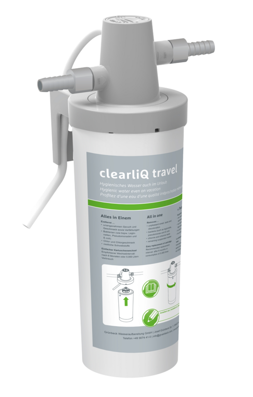 Ein Wasserfilter namens "clearliQ travel" mit Schläuchen, umgeben von einer detaillierten Beschriftung, die Funktionen wie Geruchs- und Geschmacksentfernung sowie Bakterienfilterung beschreibt.