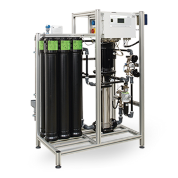 Ein industrielles Wasserfiltersystem steht mit mehreren schwarzen Zylindern und Rohren auf einem Metallrahmen.