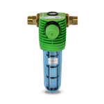 Ein grüner Wasserfilter mit einem blauen, durchsichtigen Zylinder und Messinganschlüssen auf weißem Hintergrund.