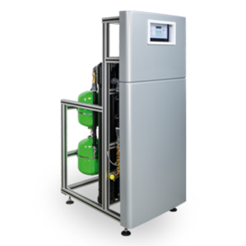 Ein metallisches Gestell hält zwei grüne Tanks, die neben einem grauen Gerät mit digitalem Display stehen.