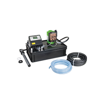 Ein elektronisches Gerät liegt auf einer weißen Fläche, umgeben von Schläuchen und kleinen Zubehörteilen.