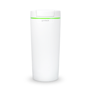 Eine schlanke, zylinderförmige Enthärtungsanlage mit dem Logo "grünbeck" befindet sich in einem neutralen Umfeld.