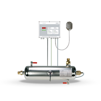 Metallzylinder mit Armaturen verbunden mit elektronischem Steuergerät, umgeben von Kabeln und Rohren.