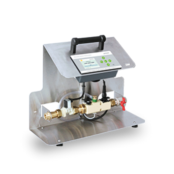 Ein Prüfgerät mit Display und Bedienelementen, eingebaut in ein metallisches Gehäuse mit Griff.