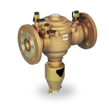 Ein metallisches Ventil mit mehreren Anschlüssen steht frei vor einem hellen Hintergrund.