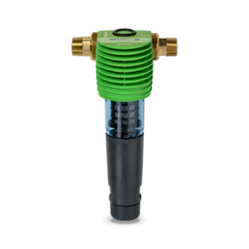 Ein Feinwasserfilter mit grünem Gehäuse und transparentem unteren Teil ist vertikal ausgerichtet, umgeben von einem neutralen, einfarbigen Hintergrund.