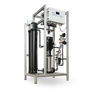 Eine industrielle Filteranlage aus Metall- und Kunststoffkomponenten steht auf einem Gestell, umgeben von Rohren und Ventilen, mit einem Steuerungspanel oben.