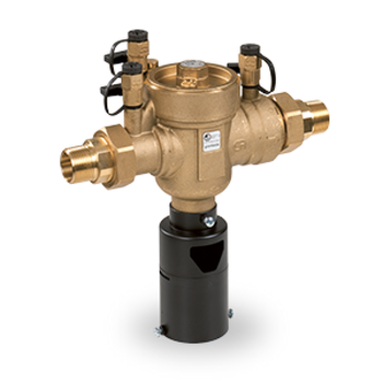 Ein gold-orangefarbenes Ventil mit mehreren Anschlüssen und schwarzen Elementen befindet sich vor einem neutralen Hintergrund.