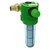 Ein grüner, zylindrischer Wasserfilter mit einem Messinganschluss befindet sich vor einem weißen Hintergrund.