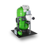 Ein großer, grüner Poolfilter mit Rohren und Elektronik steht auf einer schwarzen Plattform.
