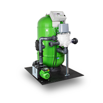 Ein großer, grüner Poolfilter mit Rohren und Elektronik steht auf einer schwarzen Plattform.