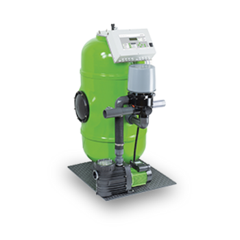 Eine grüne, zylindrische Pool-Filteranlage mit angeschlossenen Rohrleitungen steht auf einer rechteckigen Plattform.