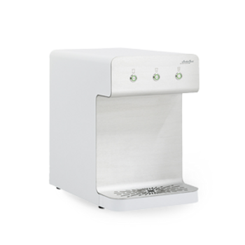 Ein weißer Wasserspender mit drei Knöpfen zum Bedienen und einem Ablagegitter unten vor weißem Hintergrund.