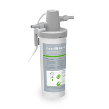 Ein grauer Wasserfilter ("clearlIQ travel") mit Schläuchen und Produktinformationen auf dem Etikett steht vor einem weißen Hintergrund.