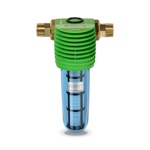 Ein Wasserfilter mit grünem Gehäuse und transparentem Zylinder ist zwischen zwei Metallverschraubungen montiert.