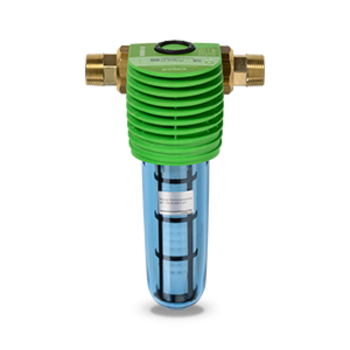 Ein Wasserfilter mit grünem Gehäuse und transparentem Zylinder ist zwischen zwei Metallverschraubungen montiert.