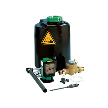 Ein schwarzer Kunststoffbehälter mit gelbem Gefahrensymbol steht auf einer Unterlage, umgeben von technischen Geräten und Rohren.