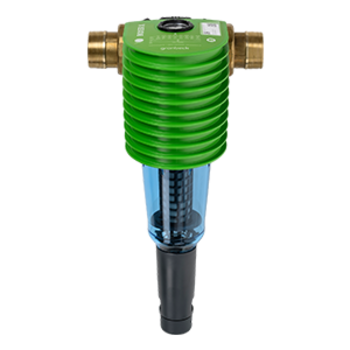 Ein grüner Rückspülfilter mit Messinganschlüssen und einem transparenten blauen Gehäuse am unteren Teil, umgeben von weißem Hintergrund.