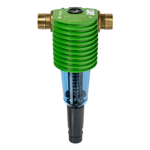 Ein grüner Rückspülfilter mit Messinganschlüssen und einem transparenten blauen Gehäuse am unteren Teil, umgeben von weißem Hintergrund.