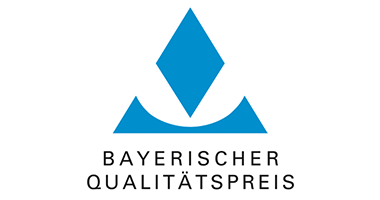 Blaues, abstraktes Logo in Form über einem Bogen, darunter der Text: "BAYERISCHER QUALITÄTSPREIS".