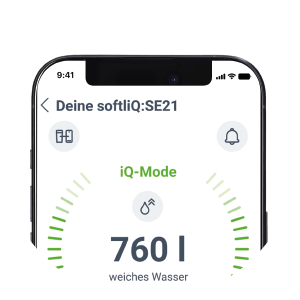 Ein Smartphone zeigt eine App-Oberfläche mit Wasserenthärter-Informationen, einschließlich Restkapazität, nächster Regenerationstermin und Salzverbrauchsdaten.