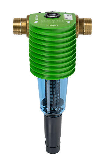 Wasserfilter mit grüner Oberseite und durchsichtiger Kammer; ausgestattet mit Messinganschlüssen in neutraler Umgebung.
