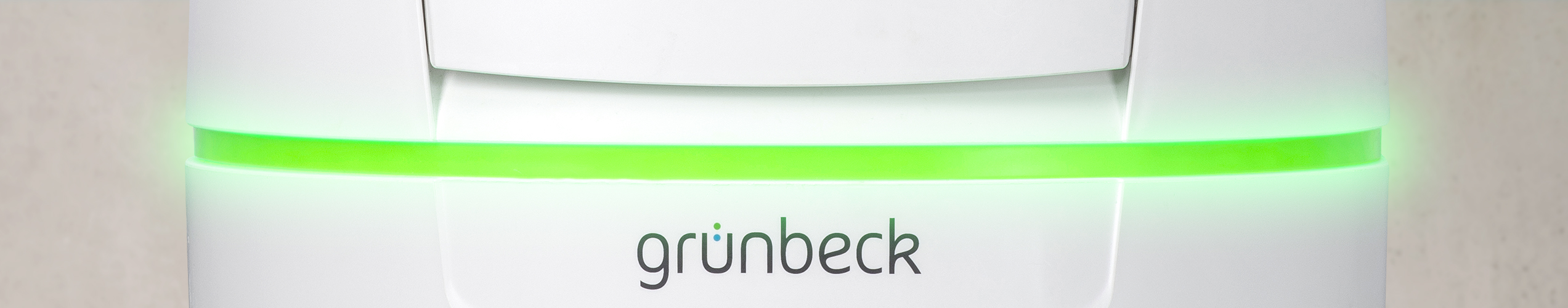 Ein weißes Gerät mit einem leuchtend grünen Streifen zeigt den Schriftzug "grünbeck".