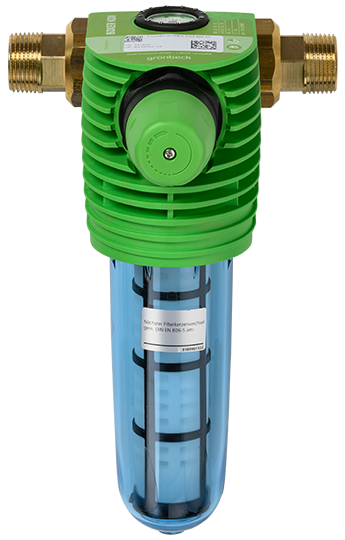 Ein grüner Wasser-Feinfilter mit blauer Kunststoffkartusche und Metallanschlüssen hängt vertikal.